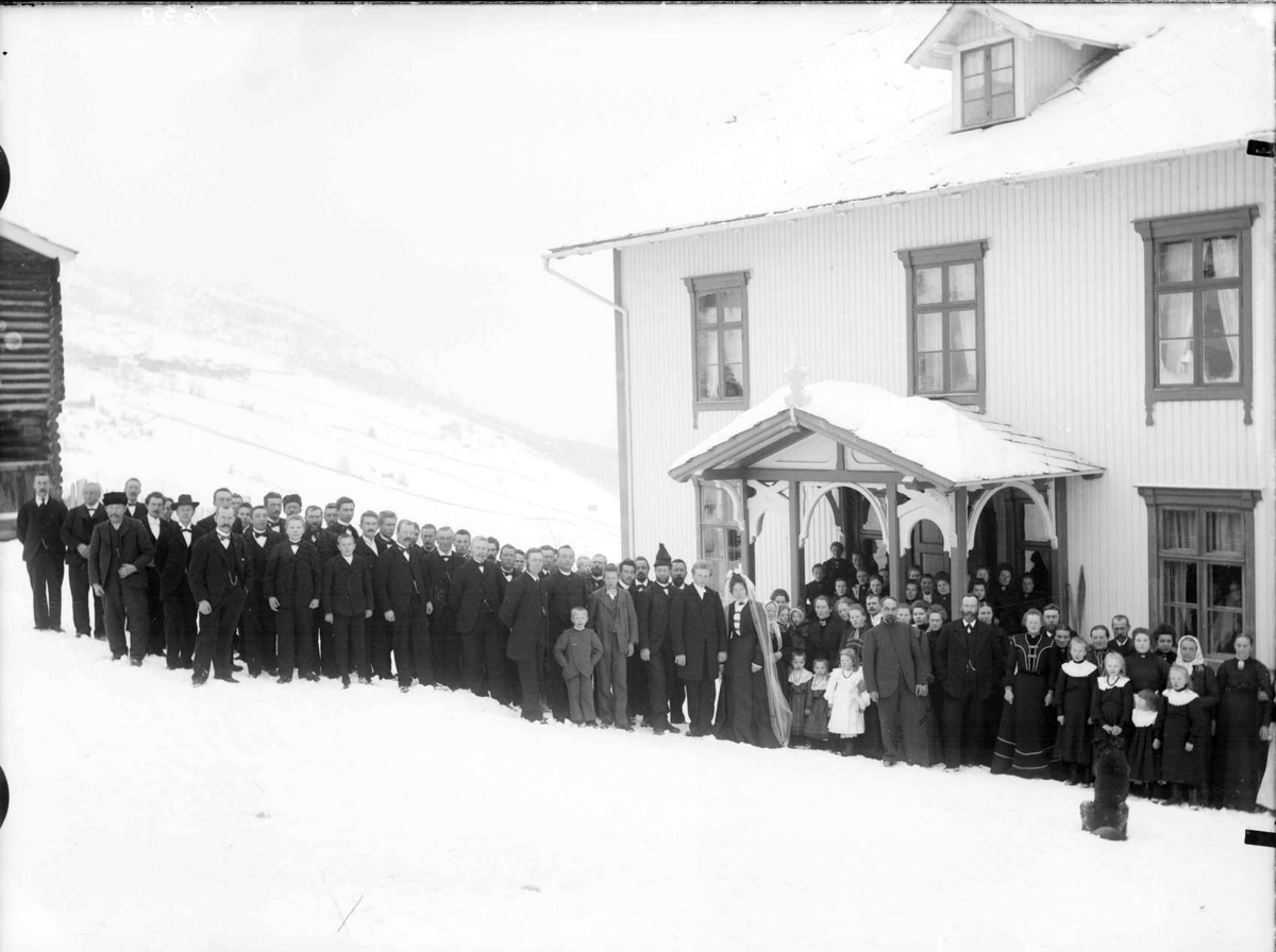 Bryllupet paa Toksen 8. januar 1904, hvor gardbrukersønn Paul P. Brandvold giftet seg med gardbrukerdatter Ragnhild H. Sandbu fra Gammel-Sandbu i Bredebygden