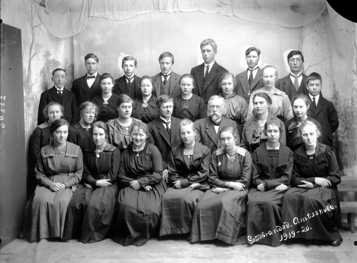 Kort. Gudbrandsd. Amtsskole 1919-1920, klassebilde