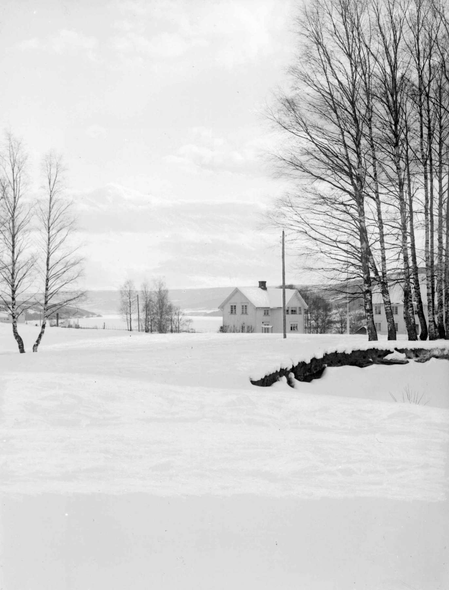 Vinterbilde på Skjellerudjordet, gården Skjellerud.