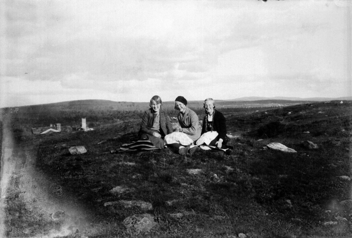 Landskap, tre unge piker på et teppe i fjellet, kan være overfor Nordgard Bjørge setera på Gopollen