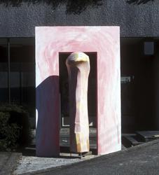 Langstrakt vesen [Skulptur - Betong]