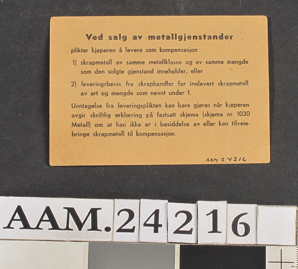 Kjøpekort for kjøkkenutstyr, 1945 Småmønstret papir med overskrift som over. Føyd til med blekk:  Sigurd Braastad , Arendal , har rett til kjøp av 1 en mugge. Arendal 1/5 1945. Nr. 23688. På baksiden: regler "Ved salg av metall."