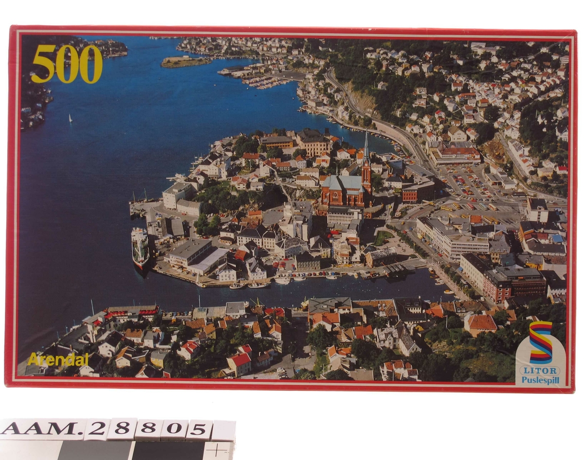 Flyfoto av Arendal sentrum på eskens forside. Tyholmen sentralt i motivet. Fra tiden 1975 - 1980. 