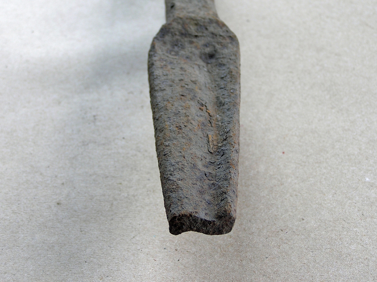 Smidd jernstykke til bruk ved smiing av merkeøks. Merket ble formet rundt stempelet. Stempeldel og håndtak i ett.