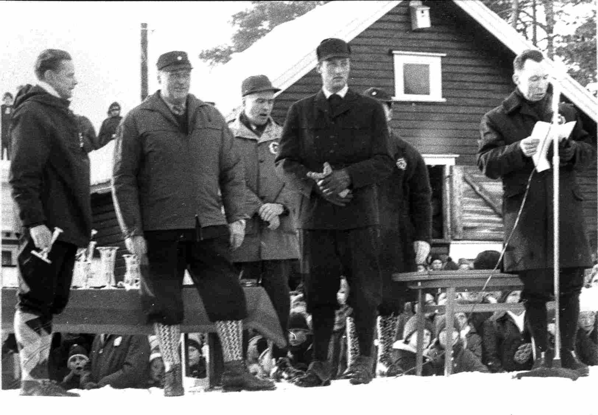 Bilder fra Birkenes kommune
Premieoverrekkelse av kongen under NM på ski i 1963
