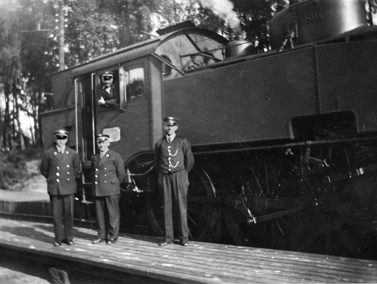 Damplokomotiv og togpersonell ved Ski jernbanestasjon 1938.
