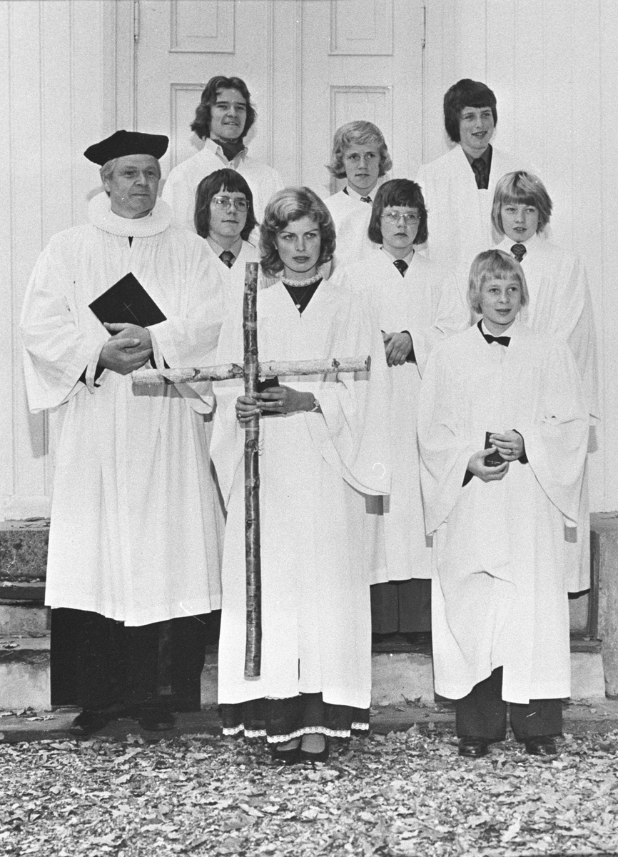 Konfirmanter Oppegård kirke,høsten 1973,Sogneprest Mamen
