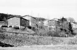 Aamodtterrassen Flerfamiliehus,parkert bil, gresbakke.