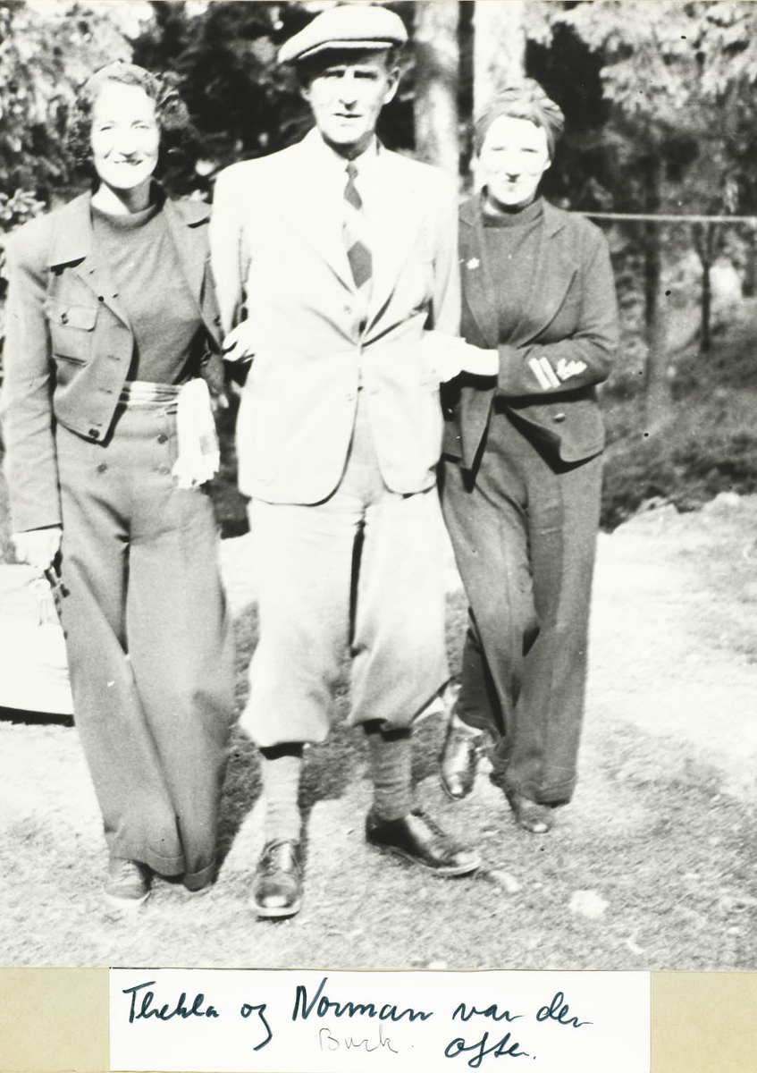 To kvinner og en mann i turklær anno 1940.
