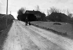 Brøter gård før 1910
Bildet er tatt nede fra Brøterbakken. 