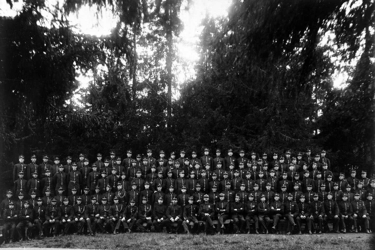Lahaugmoen. 2-. Div. Underoffiserskole 1915
Hele avdelingen oppstilt for fotografering.