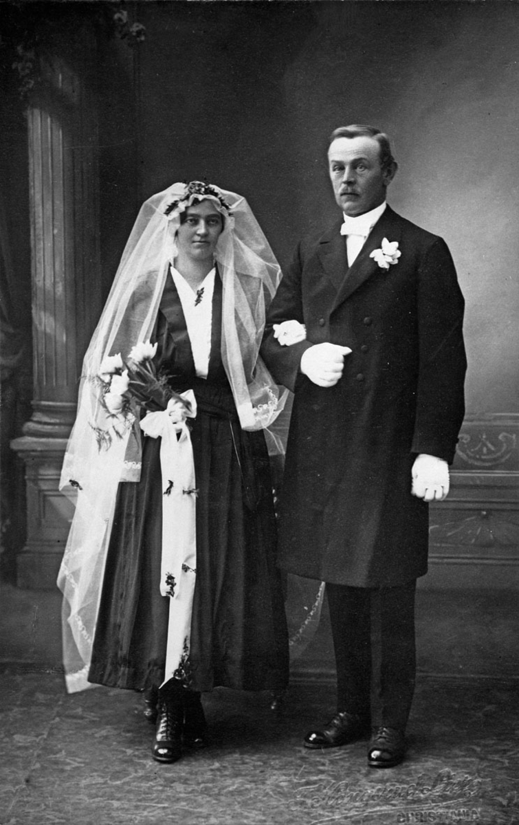 Brudebilde av Klara f.Nittenberg og Karl H. Fjeldstad.