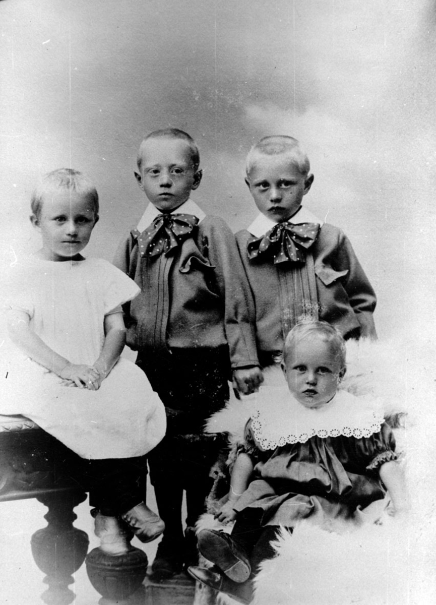 Portrett av søskene Aslaug, Hans Jacob, Ole og Per Ramstad