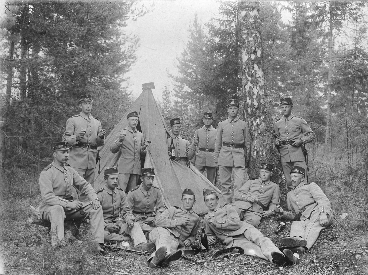Gruppebilde, soldater foran et telt