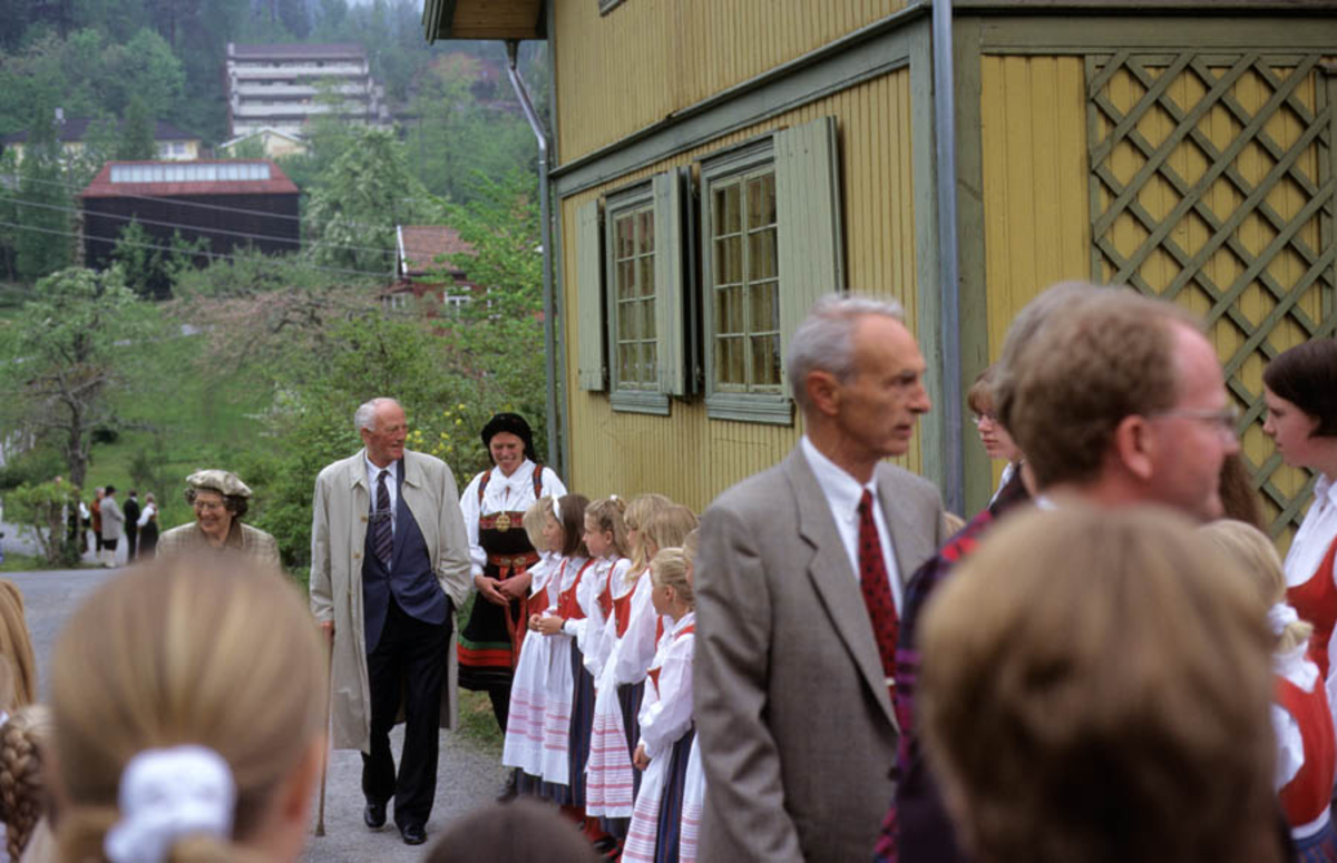 Asker Museum, Labråten: Åpning av Labråten som museum forsommeren 1996. Menneskemengde foran gult hus. 