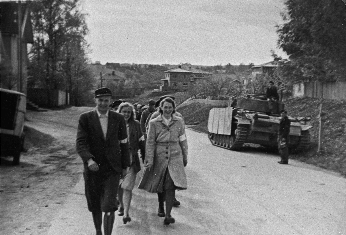 Tysk tanks med tyske soldater på vei til oppsamlingsleir på Trandum eller Gardermoen like etter krigens slutt. 