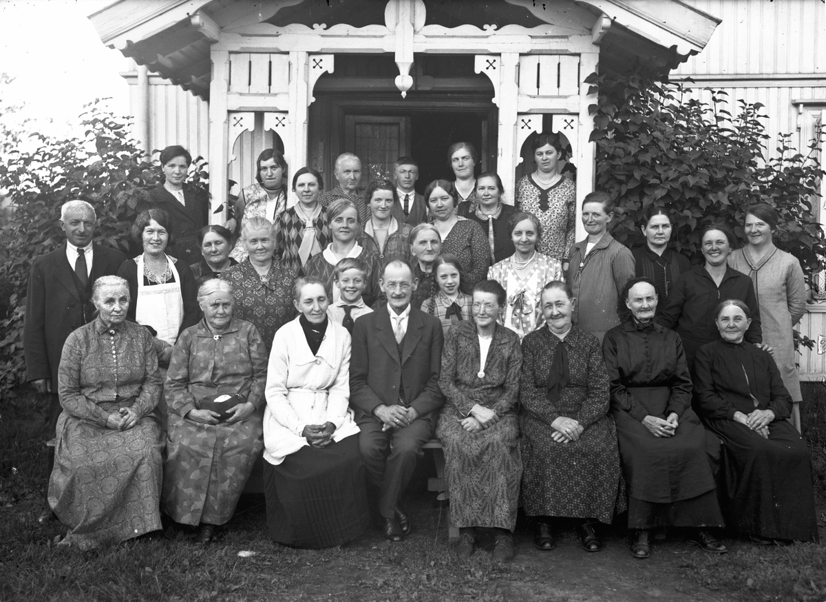 Misjonsmøte fra 20-tallet. Emissær Strand i midten foran, med kona til venstre på bildet (lys jakke). Strands misjon.