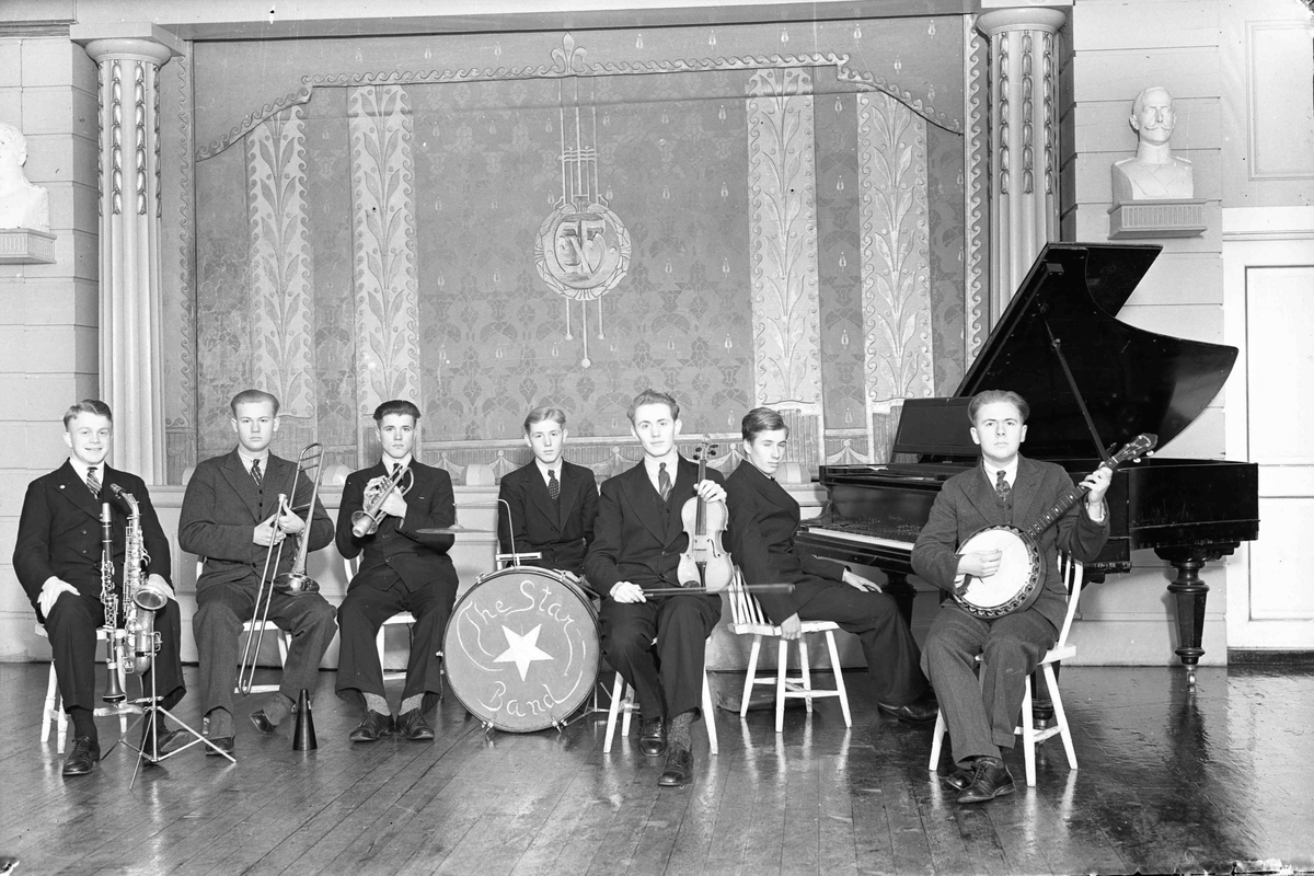 The Star Band. Nr. 2 fra v.: Stav. Nr. 3 fra v.: Sigurd Pettersen. Nr. 5 fra v.: Hedløv. Helt til høyre: Stav. Bilde tatt etter krigen.