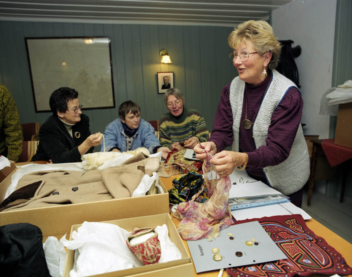 Akershus fylkesmuseum avholder kurs om bevaring av tekstiler. Kursdeltaker identifiserer tekstiltype