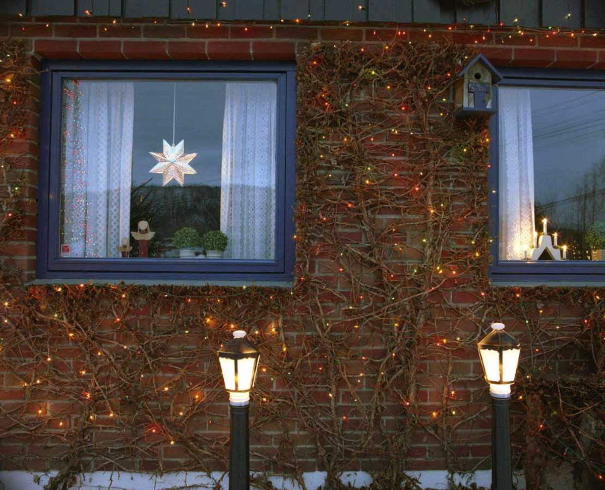 Julebelysning

Fantastisk julebelysning på enebolig. Flerfarget belysning i lenke på husvegg. Lysende stjerne og adventskalender i vinduer.