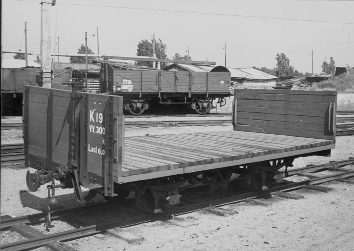 Hensatte godsvogner på Sørumsand stasjon. Normalsporet vogn type L i bakgrunnen.