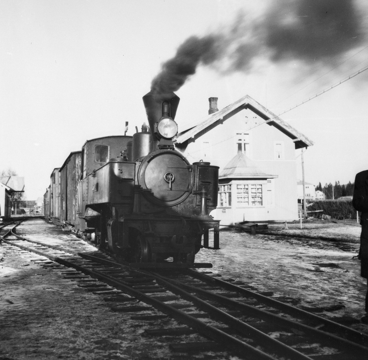 Damplokomotiv type XXIXa nr. 6 HØLAND med tog til Skulerud på Bjørkelangen stasjon