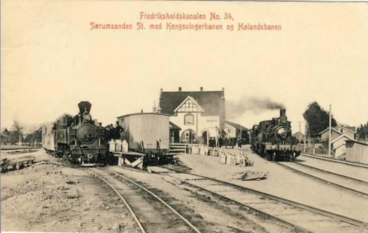Smalsporet og normalsporet tog på Sørumsand stasjon. Postkort nr. 34 utgitt av M. Olsens papirhandel i Fredrikshald (Halden).