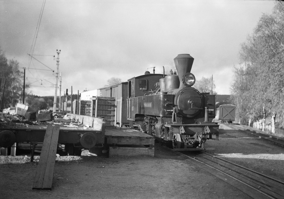 Lok. 5 Bjørkelangen skifter på rampesporet på Sørumsand stasjon.