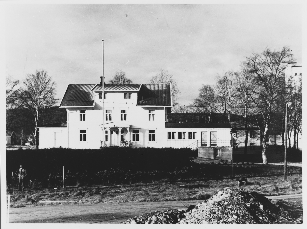 Riving av Urskog-Hølandsbanens spor på Bjørkelangen. I bakgrunnen Villa Marte.