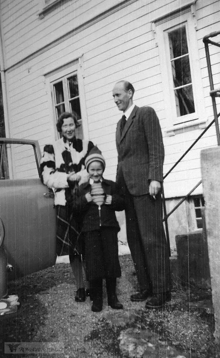 "familien sommeren 1947 utenfor Administrasjon bygningen".