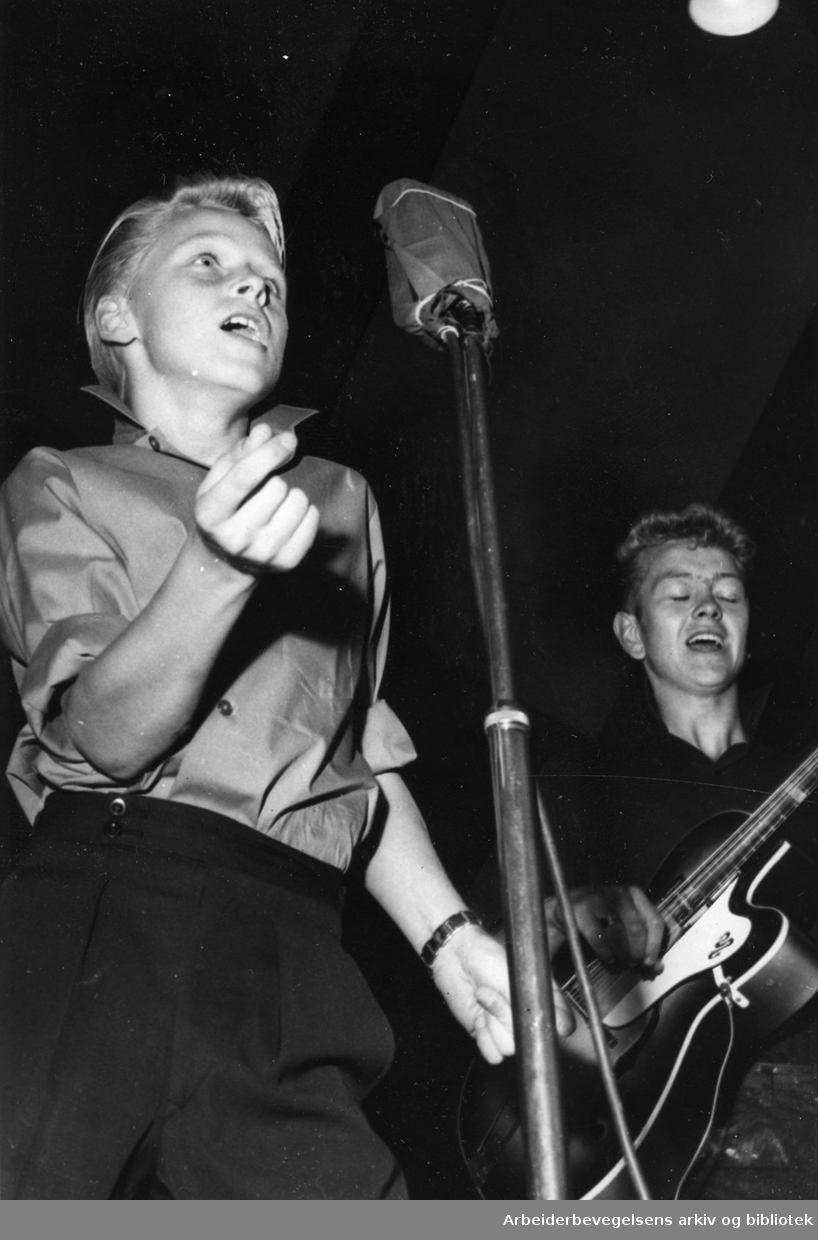 "Little Sofus" i konkurransen om tittelen Nordens Rocke-konge på Jordal Amfi, .27. august 1959.