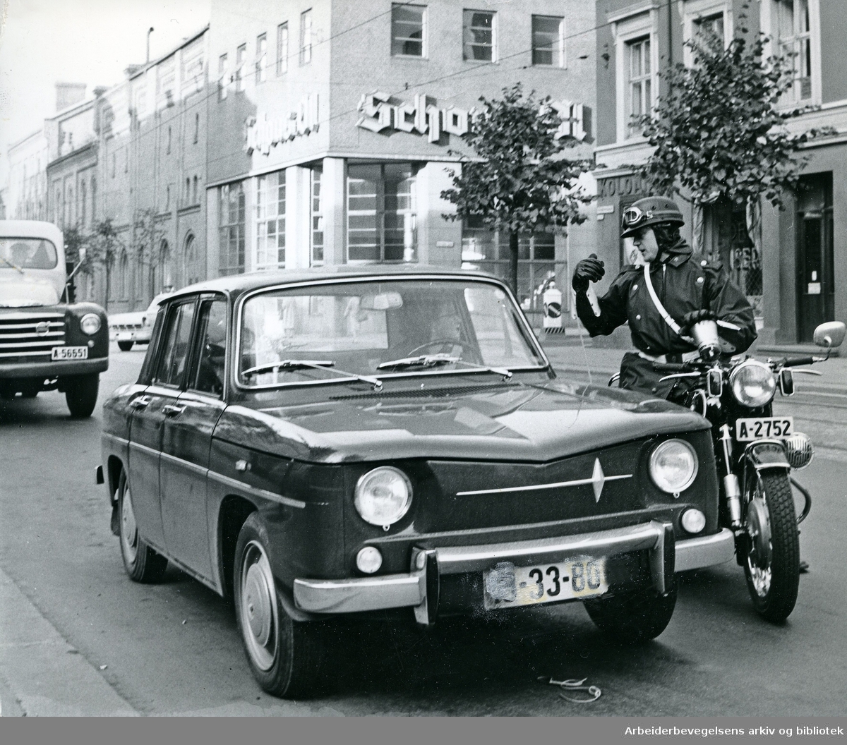 En politimann stopper en bilist i Trondheimsveien,.oktober 1964