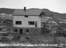 Riving av huset der hvor Nesset sparebank skal bygges.