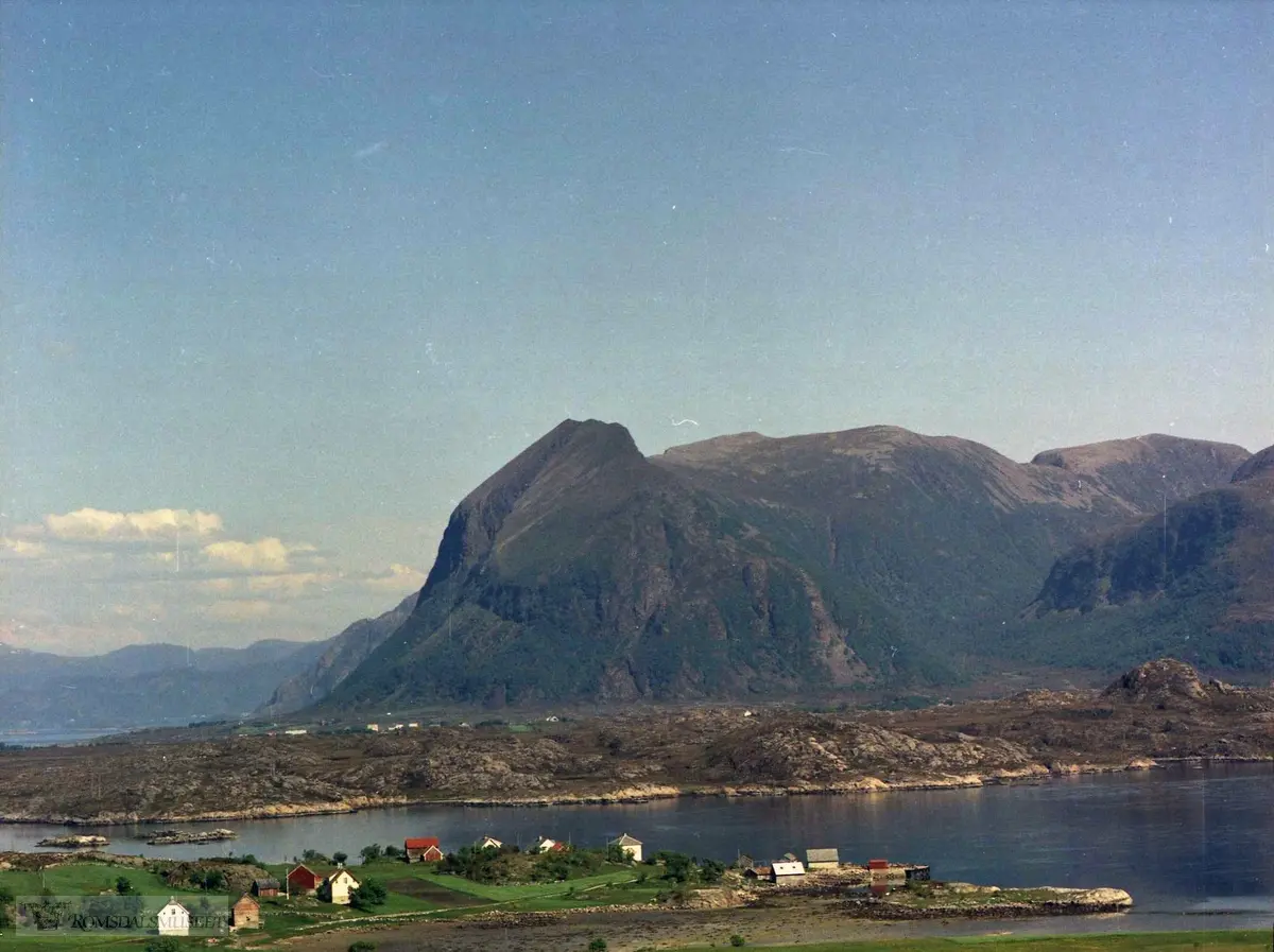 Gnr 54: I forgrunn. 54/10 Heimtun. Fjelltoppen midt i bildet er Rørsethornet. Utmarksområdet over sundet frå Magerøya er Nesjane (Næsjænj) der Ramnhella er høgste punkt til høyre i bildet...Magerøya i forgrunn. .Fjelltoppen midt i bildet er Rørsethornet. Utmarksområdet over sundet frå Magerøya er Nesjane (Næsjænj) der Ramnhella er høgste punkt til høyre i bildet..