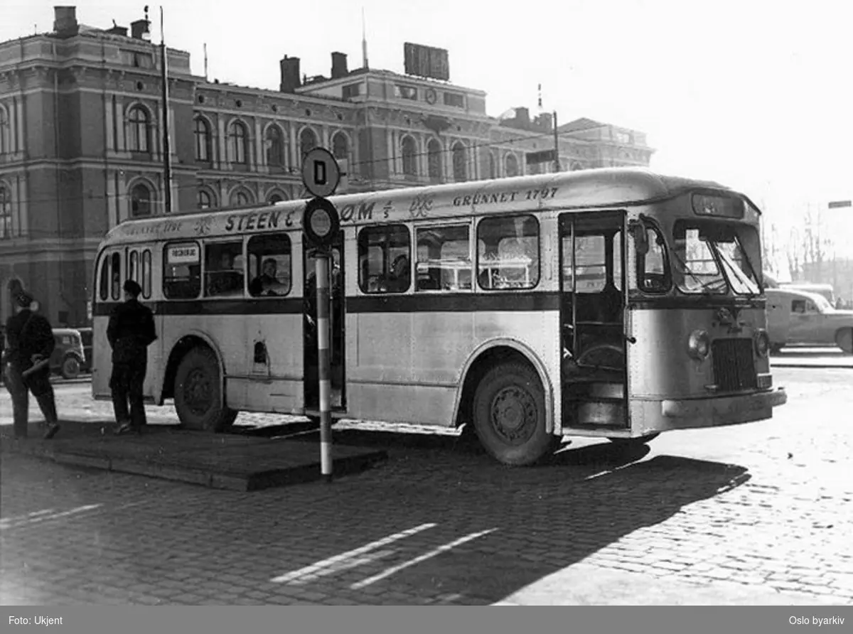 Oslo Sporveier. A-15851, dieselbuss, linje 26 ved holdeplassen på Jernbanetorget. I bakgrunnen Østbanestasjonen.