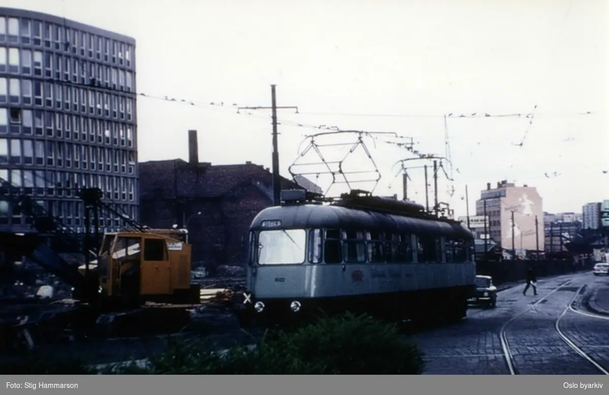 Motorvogn 1022 på Ekebergbanen på vei ut av Vognmannsgata og inn på Jernbanetorget. Den er allerede skiltet om for returen mot Bråten.