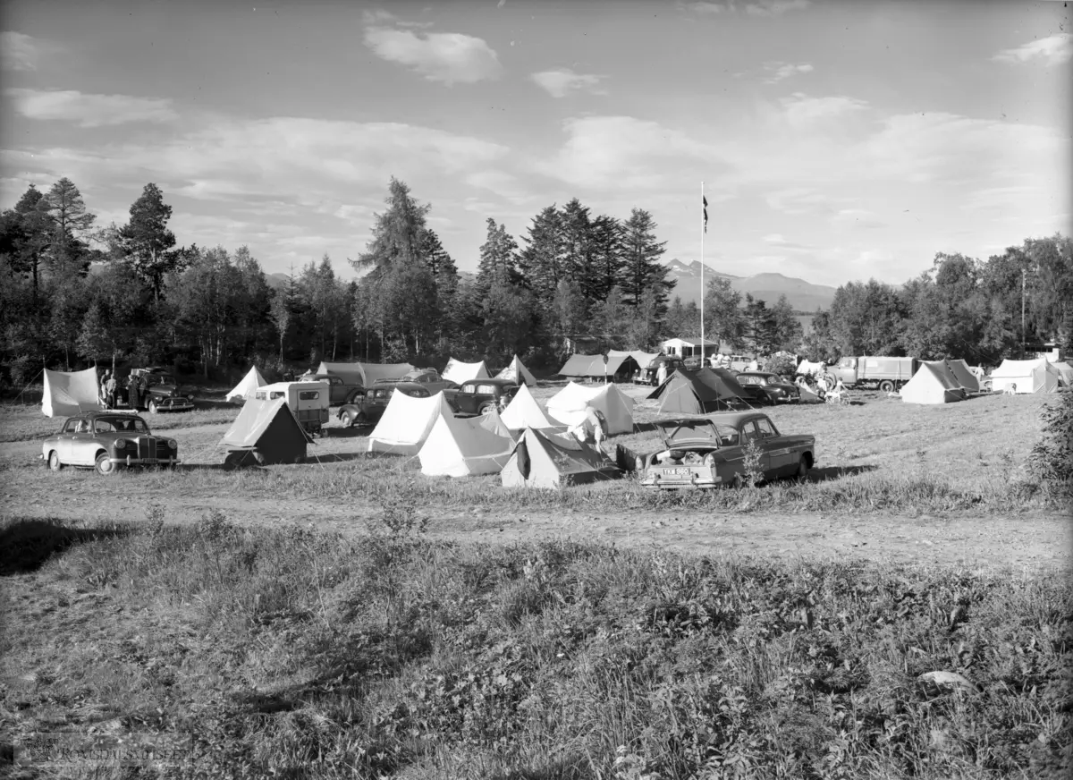 Campingplassen på Kviltorp..Mercedes med reg nr Z-22084. Bil med reg nr E-476, YKM-960
