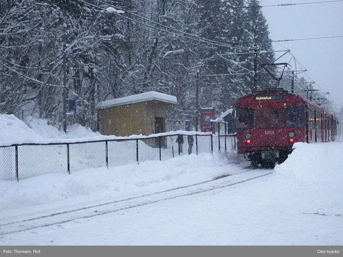 Oslo Sporveier. Kolsåsbanen. T-banevogn 1304, serie T5, ved Jar stasjon på linje 4 til Bekkestua (midlertidig endestasjon). Vinterbilde.