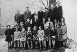 Skoleklasse foran Myklebostad skole i 1934. Midt i flokken: 
