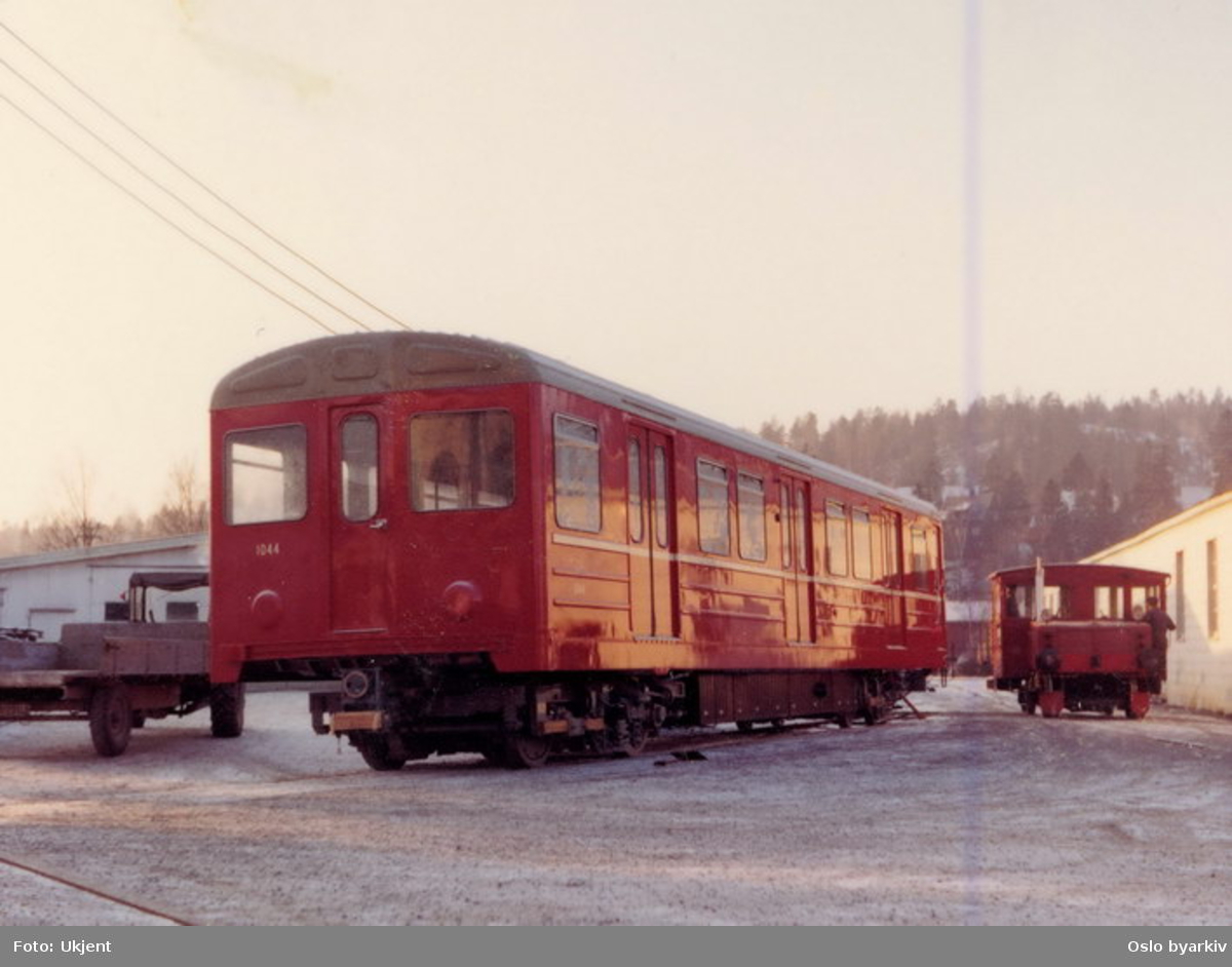 Oslo Sporveier. T-banevogn 1044, serie T1 (fra 1965), hos leverandøren, Strømmens Værksted, før levering til Oslo. Skiftetraktor.