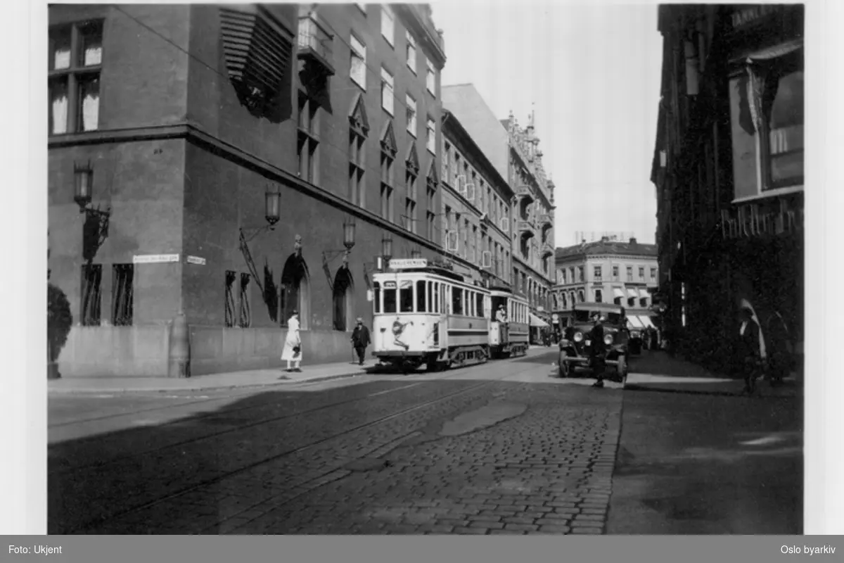 Trikk på linje 1 i Rosenkrantz' gate ( linje 1 her fra 1927) ved Hotel Bristol mot hjørnet Kristian IVs gate.