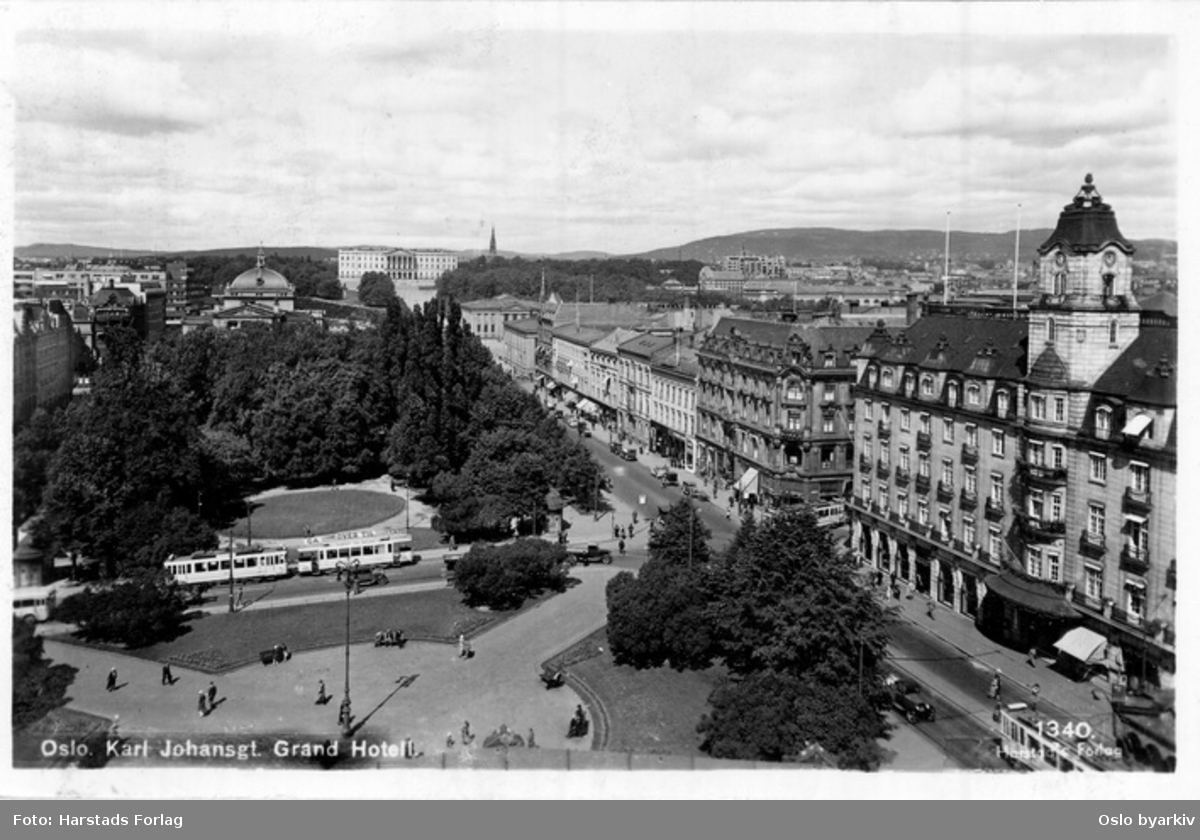Eidsvolls plass langs Karl Johans gate, sett fra Stortinget. Grand Hotel. Trikk i Rosenkrantz' gate. Spaserende. Postkort 1340.