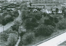 Hovedhuset på Mellom Hovin (revet 1997) og bygninger på STK 