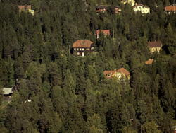 Gråkamveien 19A (det brune huset sentralt). Gult foran er Gr