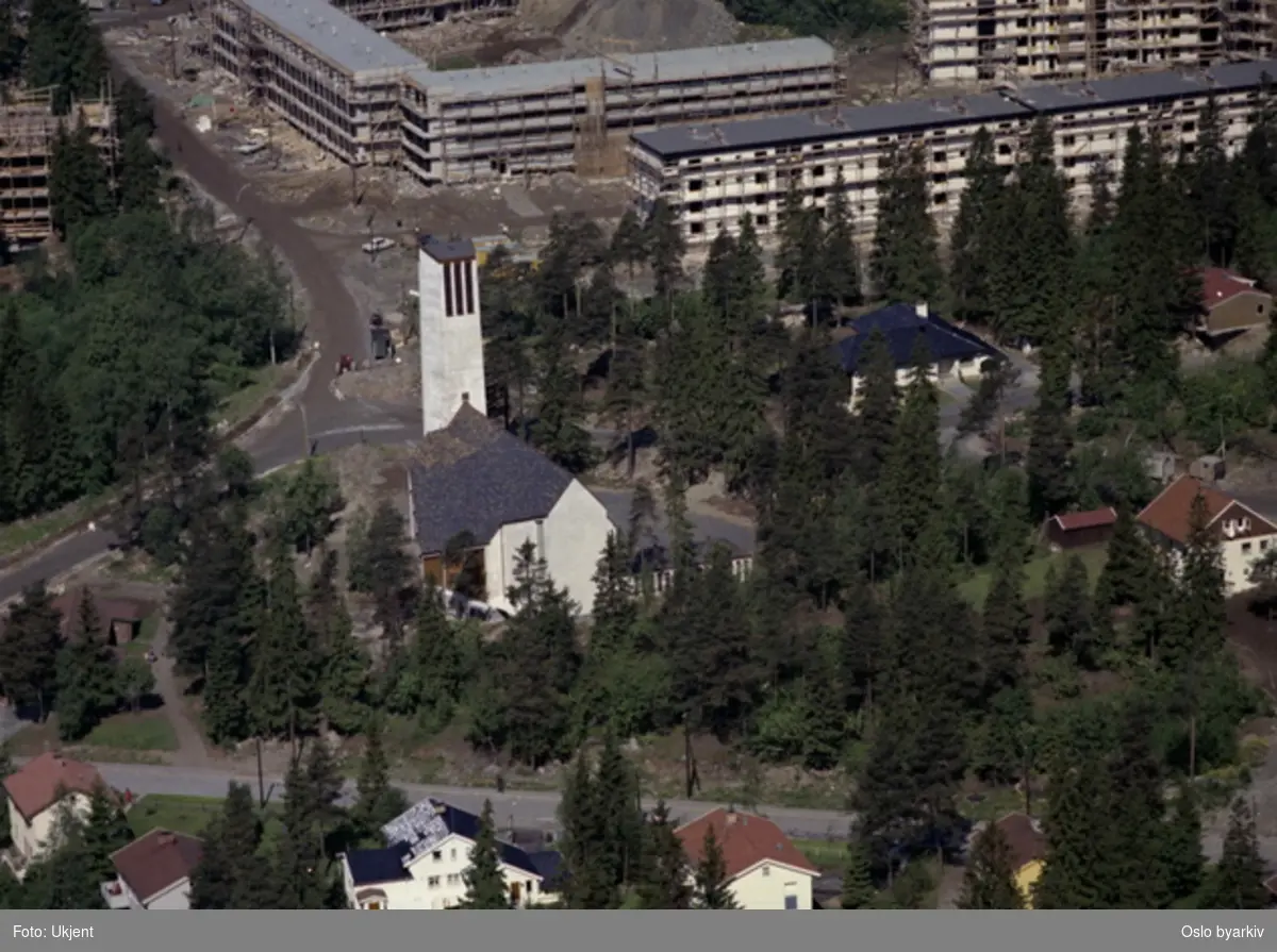 Nordberg kirke, villabebyggelse og byggevirksomhet i omkringliggende område. (Flyfoto)