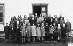 Klassebilde frå Rød skole med lærer Gustav M. Angvik Namneli