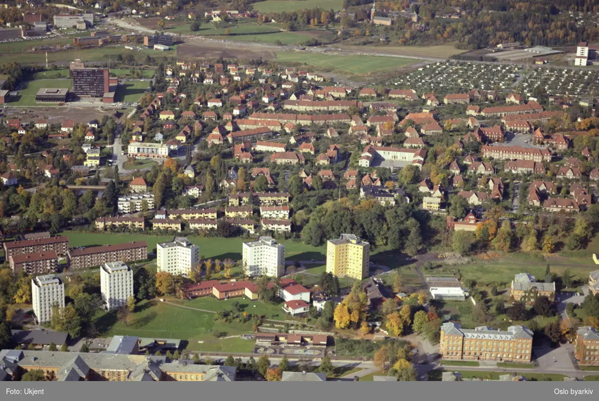 Ullevål sykehus helt i front. Høyblokker i Nedre Ullevål. Sogn hagekoloni og blindern i bakgrunnen. (Flyfoto)