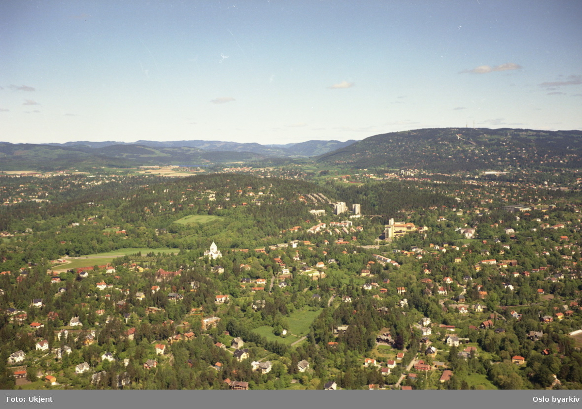 Villabebyggelse i Bekkefaret, Ullernveien og Bestumveien. Ullern kirke, Radiumhospitalet og Ullernåsen i bakgrunnen. (Flyfoto)