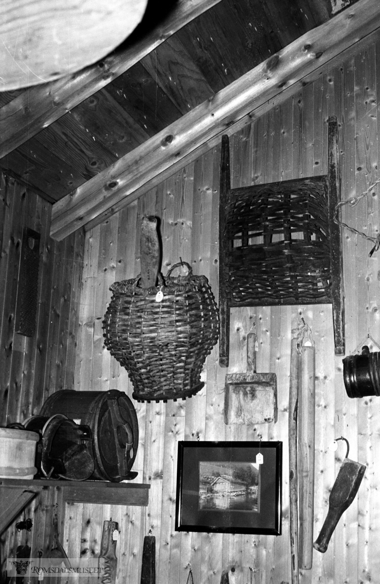 Interiør fra Bø-museet i Måndalen. Huset er bygd opp av lærer Ola Bø i 1932. Katalog over samlinen ligger i Romsdalsmuseets arkiv. .Samlingen er flyttet til Romsdalsmuseet.