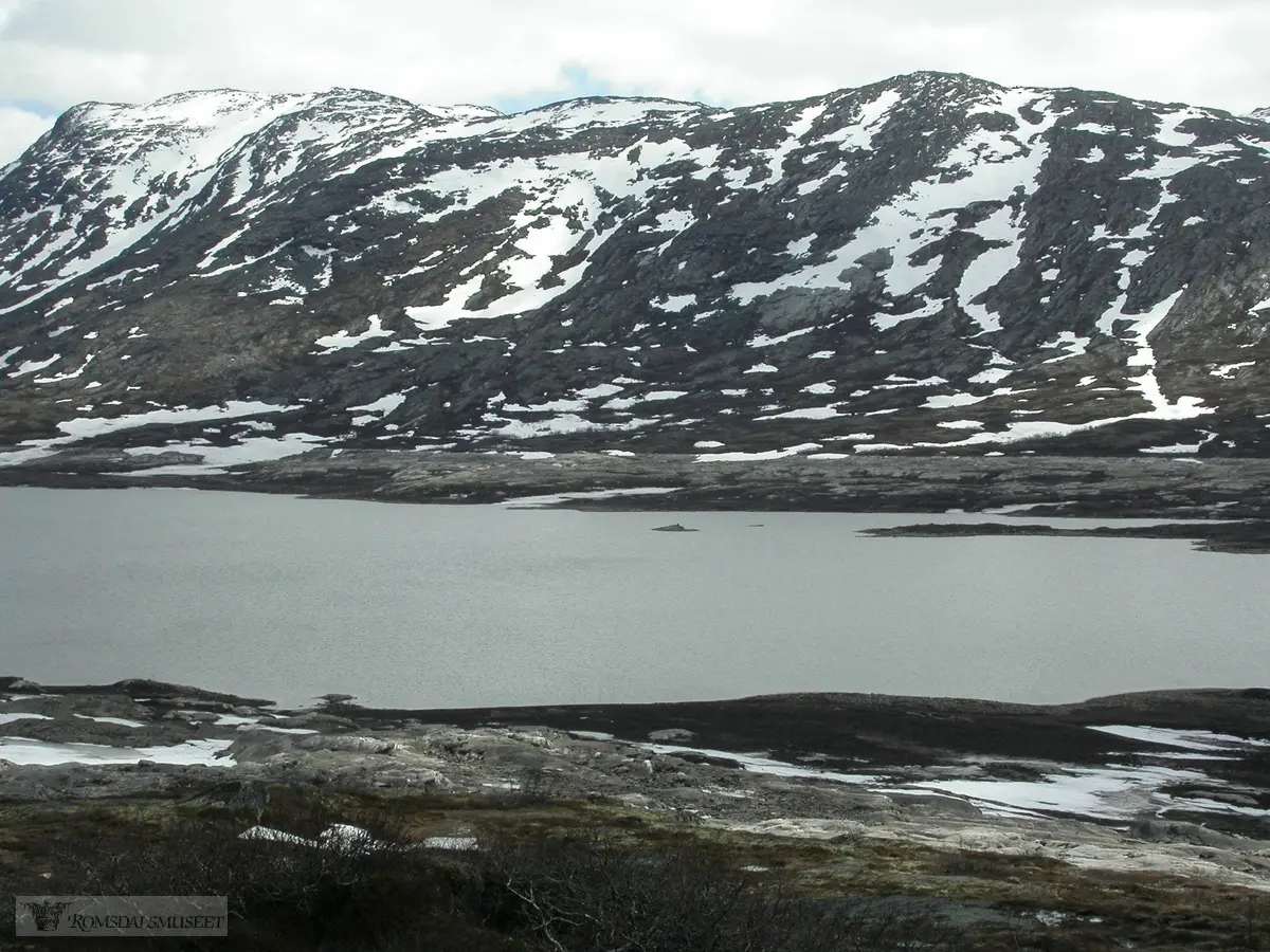Aursjøen nedtappet 2006. Alvsetra lå på bortsida av Aursjøen.